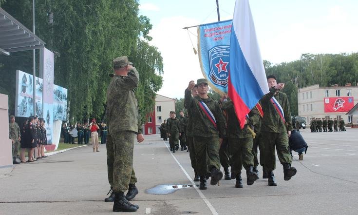 Постигать азы армейской жизни начали участники второй смены Юнармейского оборонно-спортивного лагеря «Гвардеец»